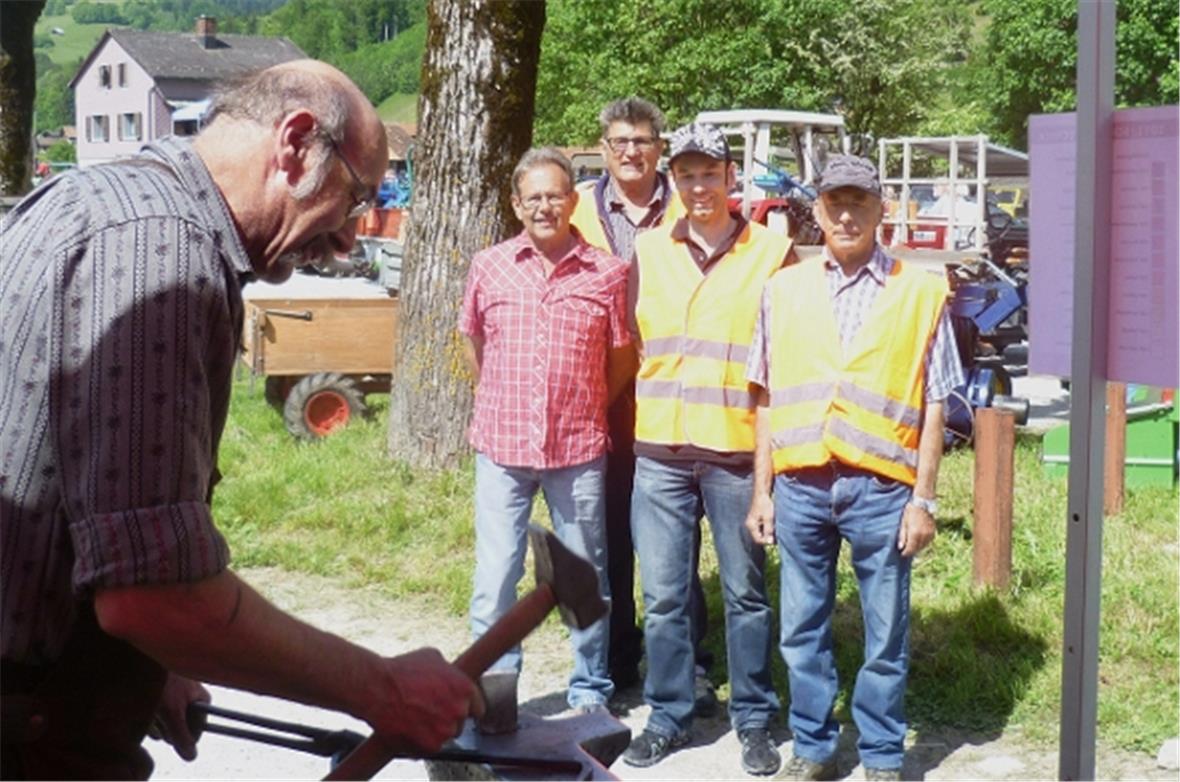 Hans Teuscher zeigt seine Schmiedekunst den Initianten, v.l. Markus Krebser, Fred Stocker, Markus und Fritz Messerli.