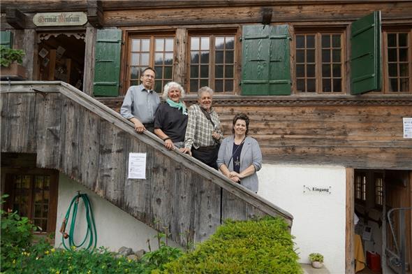 Hans-Ueli Hählen, Regula Näf-Rudin, Pascal Baur und Monika Mosimann freuen sich über reges Publikumsinteresse.