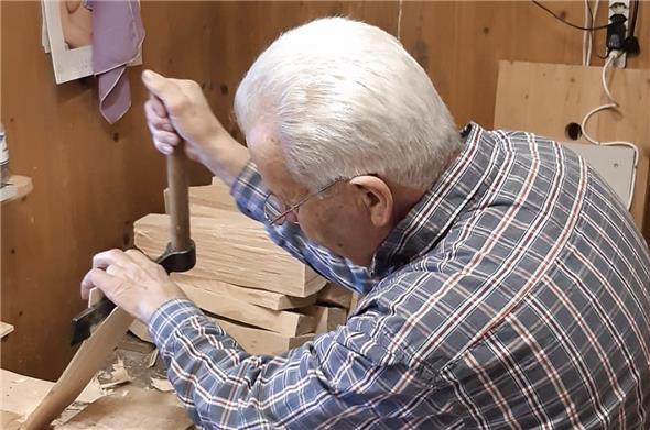 Hans beim Schindeln machen, gekonnte Handgriffe vom Meister.