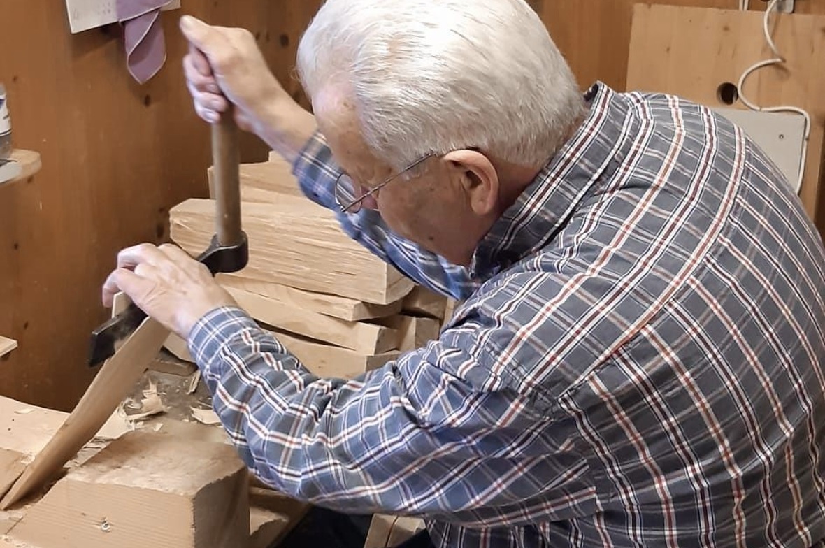 Hans beim Schindeln machen, gekonnte Handgriffe vom Meister.