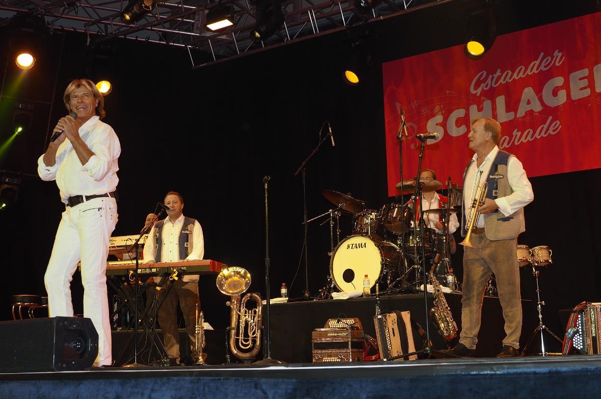 Hansi Hinterseer und seine Tiroler begeisterten ihre Fans an der Schlagerparade ...