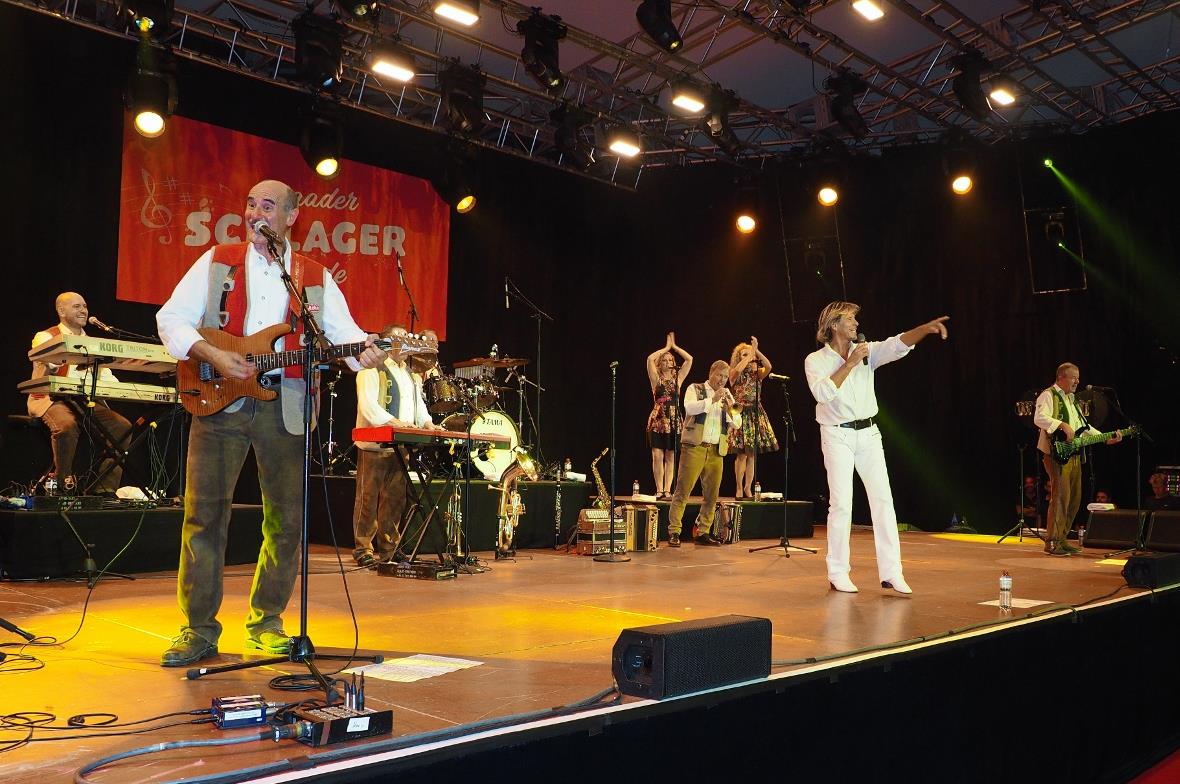 Hansi Hinterseer und seine Tiroler begeisterten ihre Fans an der Schlagerparade ...