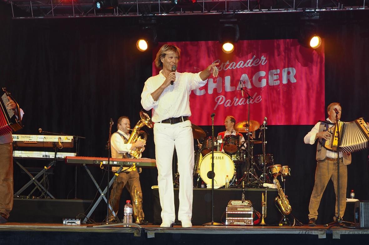 Hansi Hinterseer und seine Tiroler begeisterten ihre Fans an der Schlagerparade ...