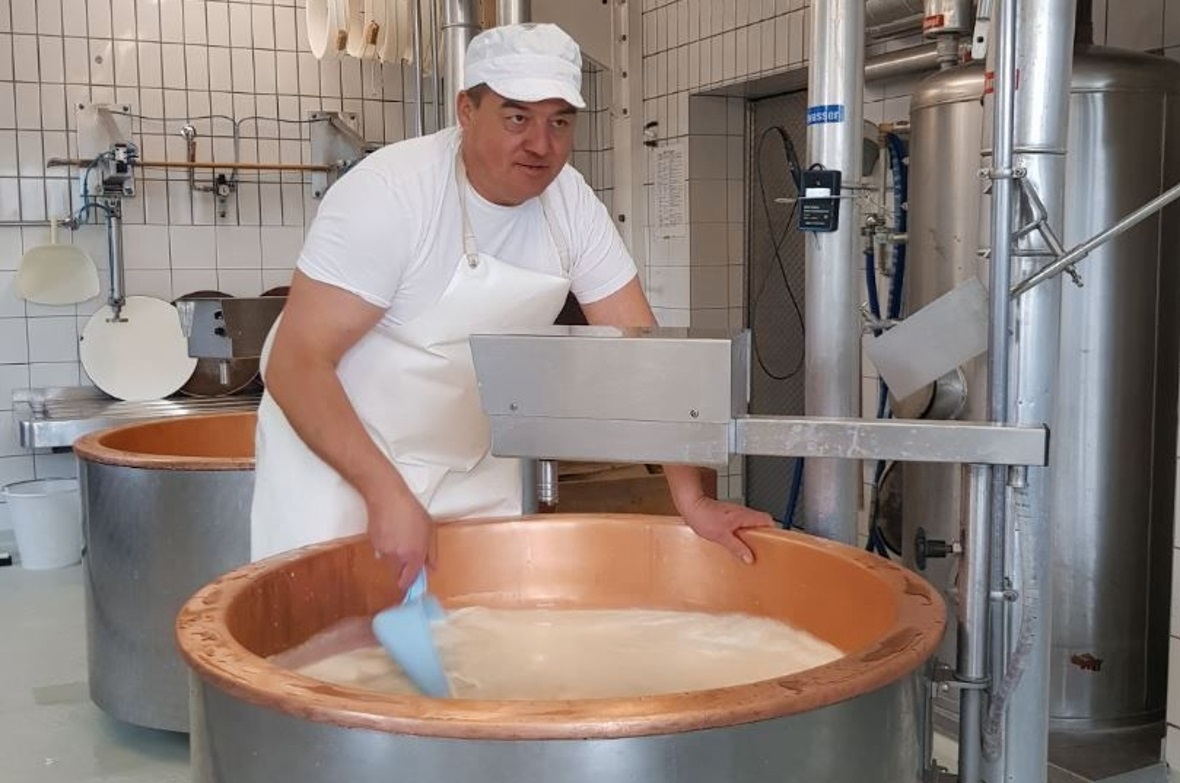 Hanspeter Graf, langjähriger Leiter der Beratung Alpkäserei verlässt das INFORAMA Berner Oberland, Hondrich. Eine grosse Veränderung, was bekanntlich auch eine Chance sein kann. Wünschen wir allen viel Erfolg für den Neuanfang!