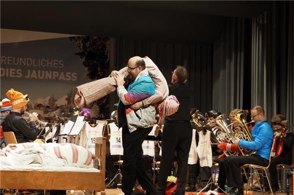 Hanspeter Janzi bringt den «kleinen Träumer» wieder zurück ins Bett.
