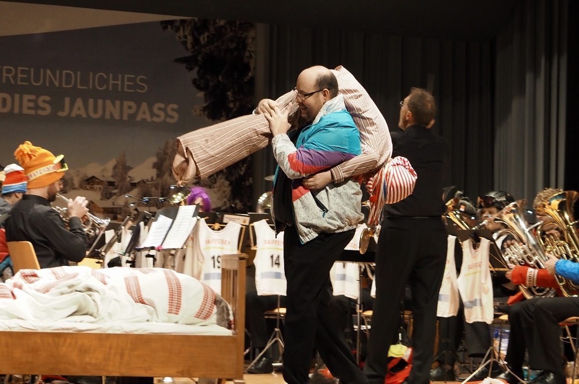 Hanspeter Janzi bringt den «kleinen Träumer» wieder zurück ins Bett.