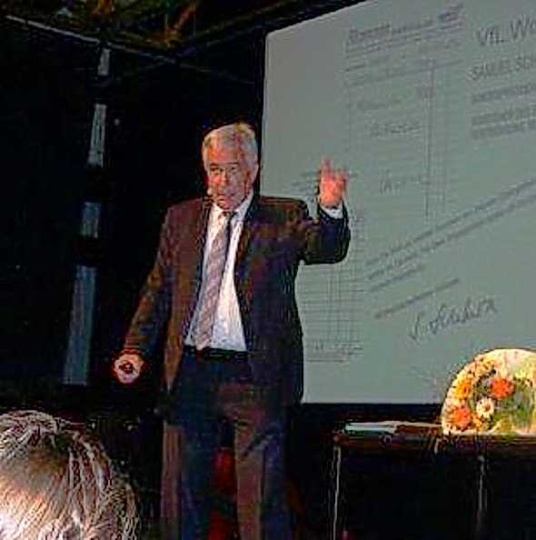 Hanspeter Latour bei seiner Rede