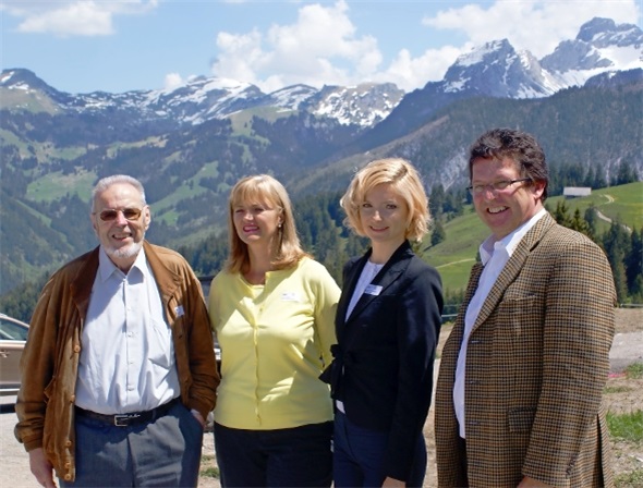 Hanspeter Seiler, Golden-Pass-Präsident, Anne Speiser, Gemeinderatspräsidentin Zweisimmen, Anna-Theresa Korbutt, Leiterin strategische Angebotsplanung BLS, und Georges Oberson, Direktor MOB/Golden Pass AG am Rindeberg.
