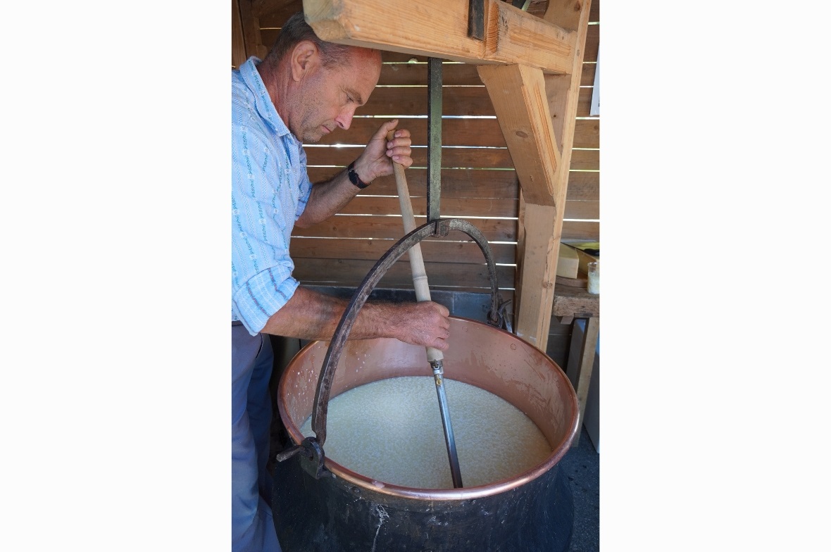 Hanspeter Sumi zeigte, wie Käse hergestellt wird.