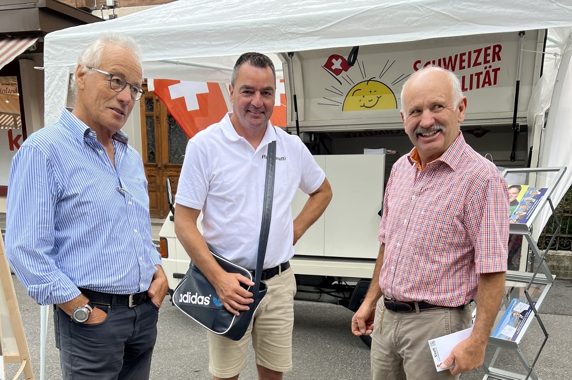 Hansruedi König und Peter Gempeler im Gespräch mit Grossrat Thomas Knutti.