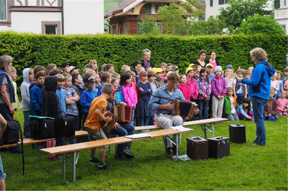 Hansruedi Schorer begleitet die Kinder der 1. bis 3. Klasse auf dem Schwyzer Örg...