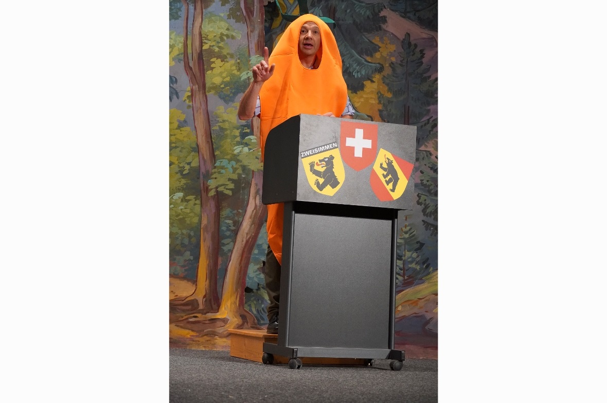 Hansruedi hält die Erstaugustrede im Rüeblikostüm.