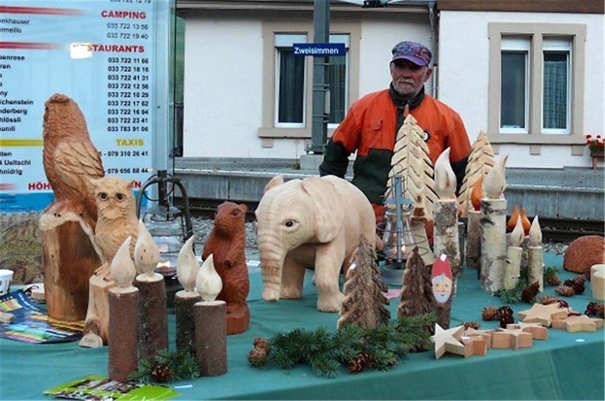 Hansueli Knöri «schnitzte» die Tiere mit der Motorsäge.  