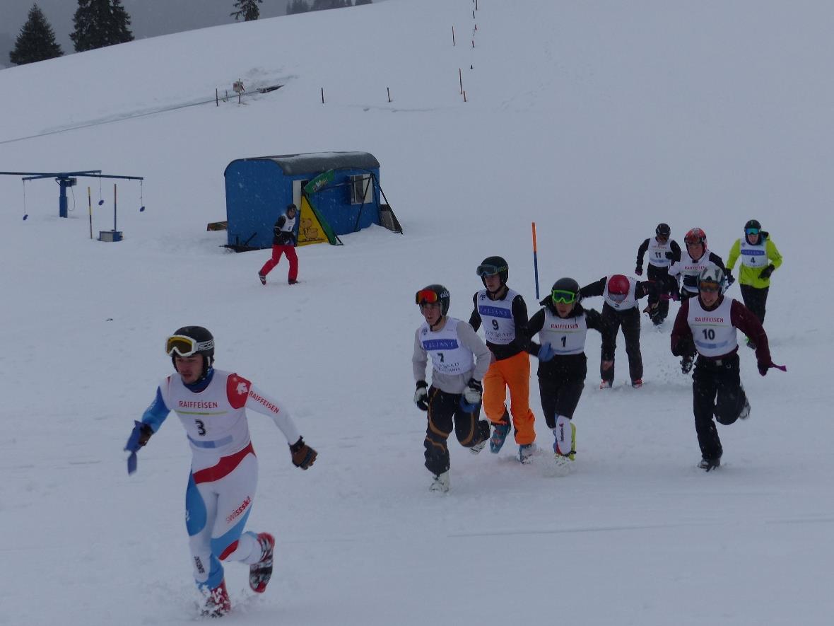 Harter Aufstieg beim Start für die Herren.