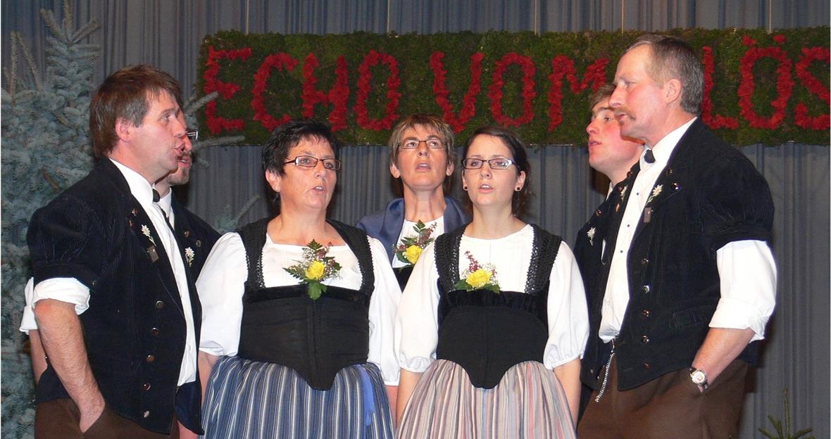 «Ha’s Jutze im Bluet!» Die Jodlergruppe «Simmefall» von links: Werner Buchs, Stephan Zbären, Dirigentin Silvia Zbären, Heidi Burri, Manuela Zbären, Toni Hänni und Albert Zbären.