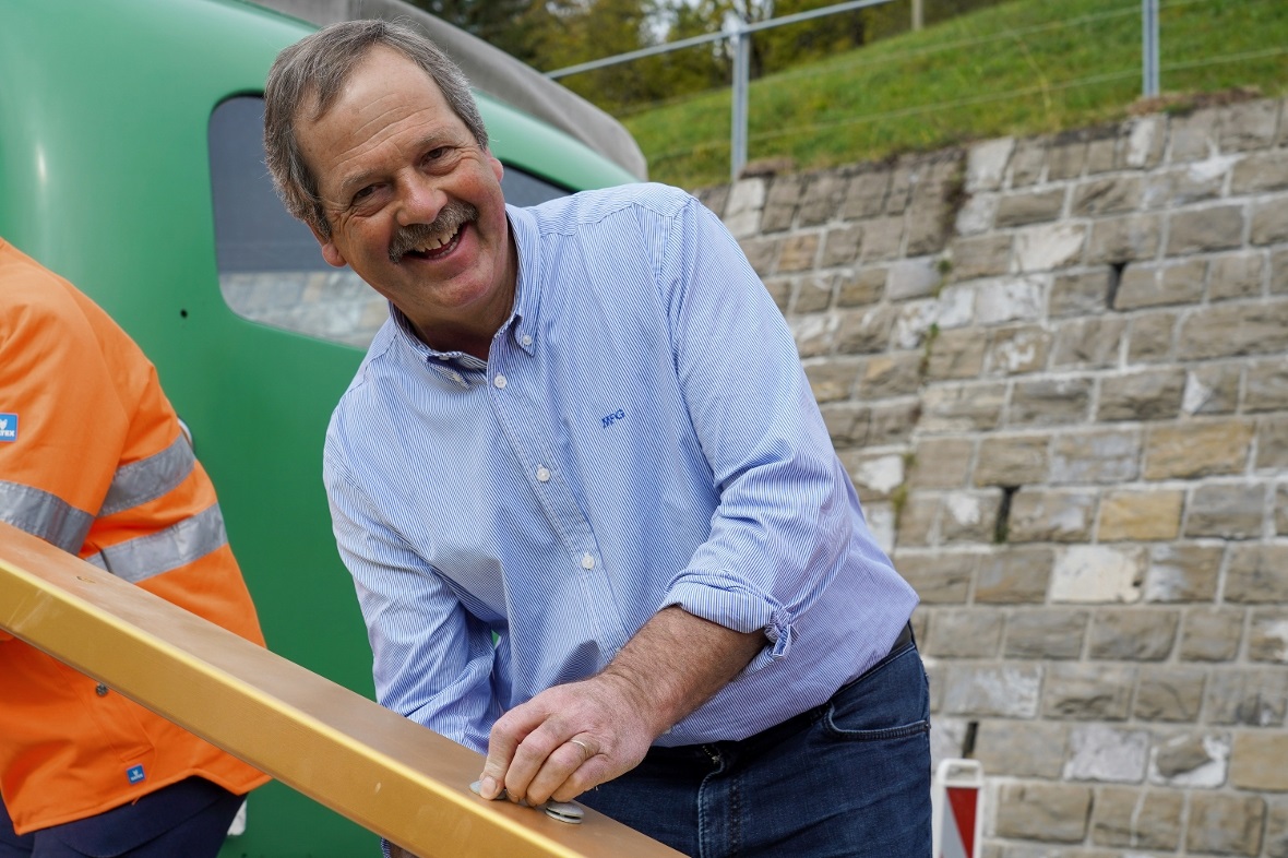 Hatte keine Mühe, die letzten Schrauben für die goldene Leitplanke einzusetzen: ...