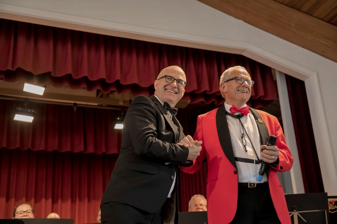 Hatten gut lachen: Dirigent Jörg Burkhalter und Präsident Alfred Pfeuti (rechts)...