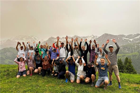 Hatten trotz Sahara-Staub sichtlich Spass – Adelboden-Lenk-Botschafterin Joana Hählen, und -Botschafter Remo Käser (2. Reihe, 4. und 5. v.l.) sowie die vielen Teilnehmenden des Hike & Fun-Tages am Betelberg.