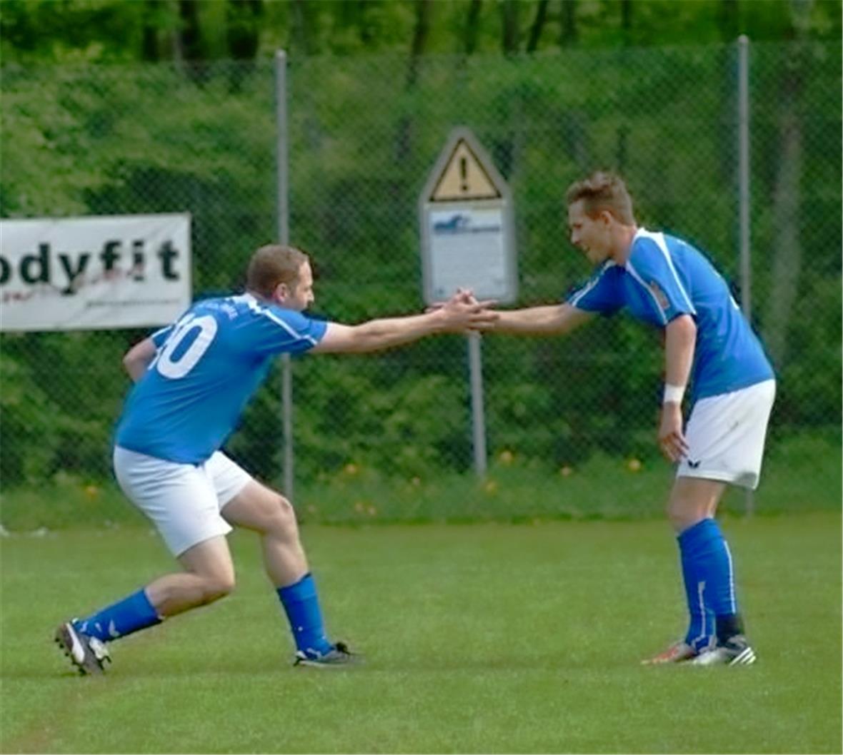 Hattrick-Brügger beim Torjubel mit Röthlisberger.