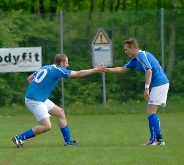 Hattrick-Brügger beim Torjubel mit Röthlisberger.
