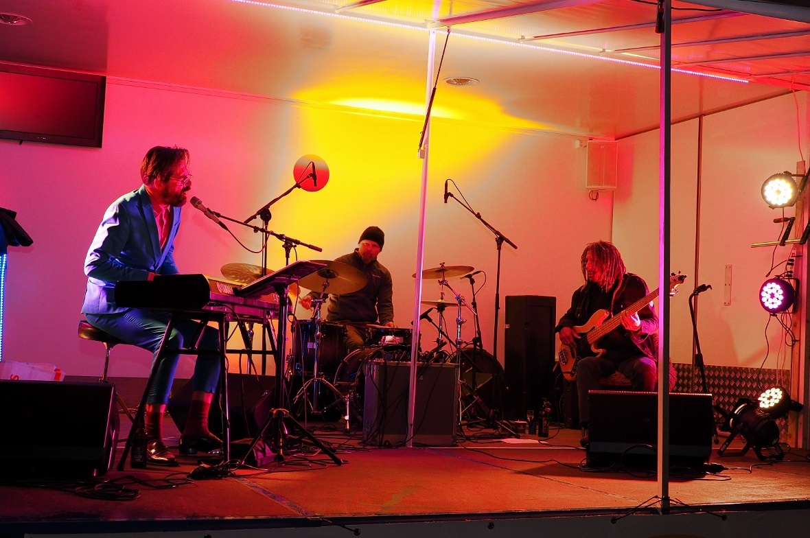 Hauptact am Samstag waren Hendrix Cousins mit Singer-Songwriter Hendrix Ackle, w...