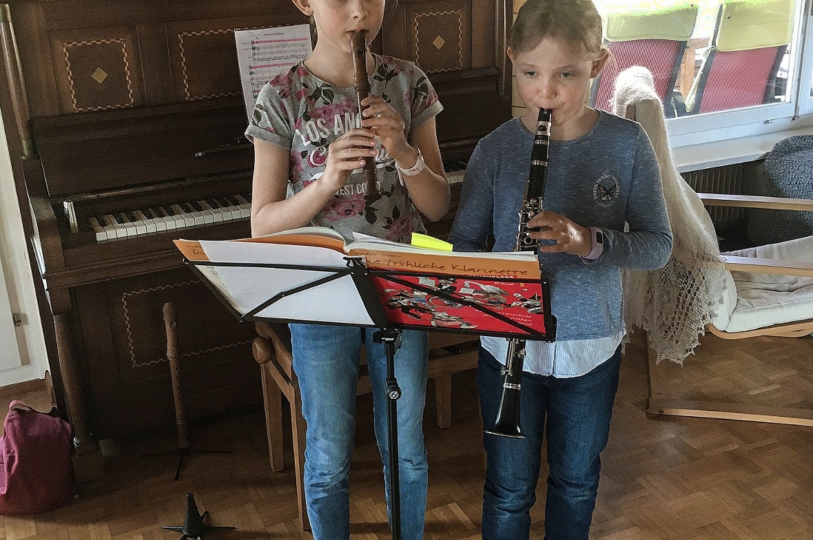 Hausmusik mit Johanna (Blockflöte) und Marilena (Klarinette).