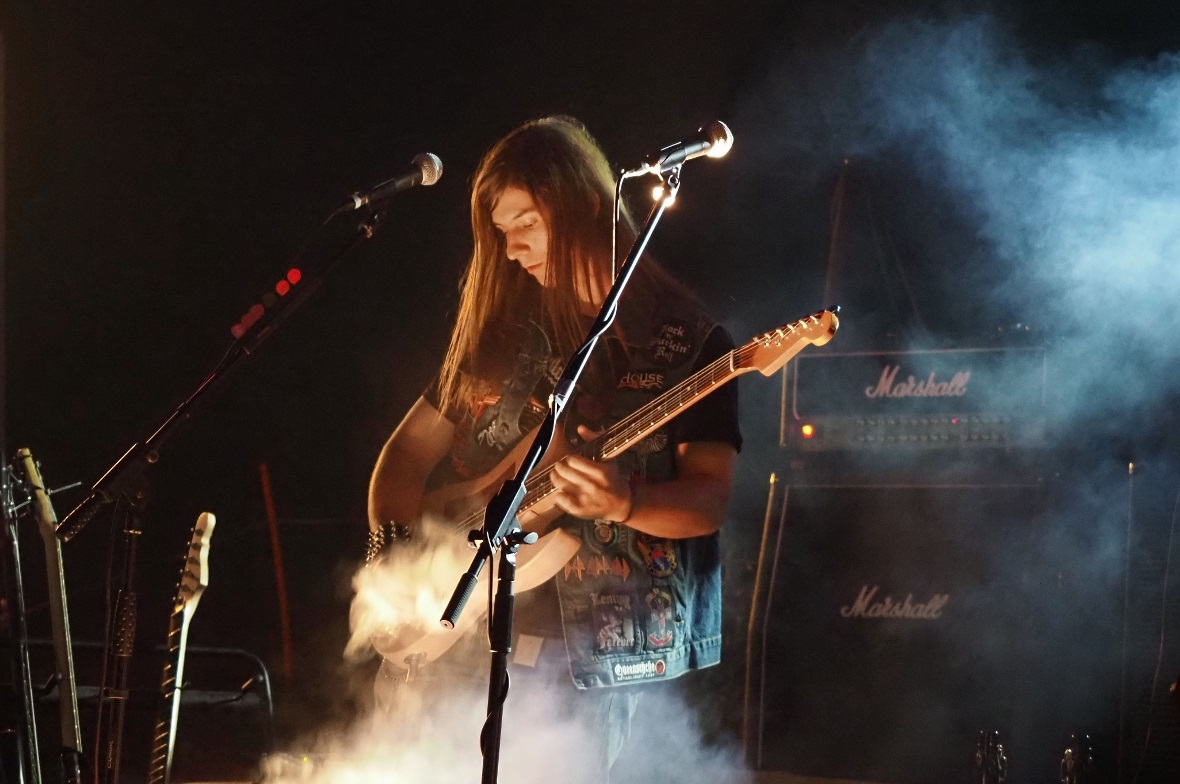 Heavy Medow spielt die Rythmus-Gitarre.