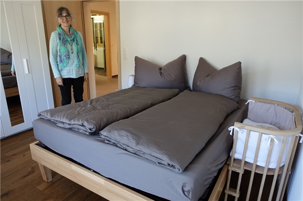 Hebamme Christine Weibel präsentierte eines der beiden Wöchnerinnenzimmer, das auch als Familienzimmer dient.