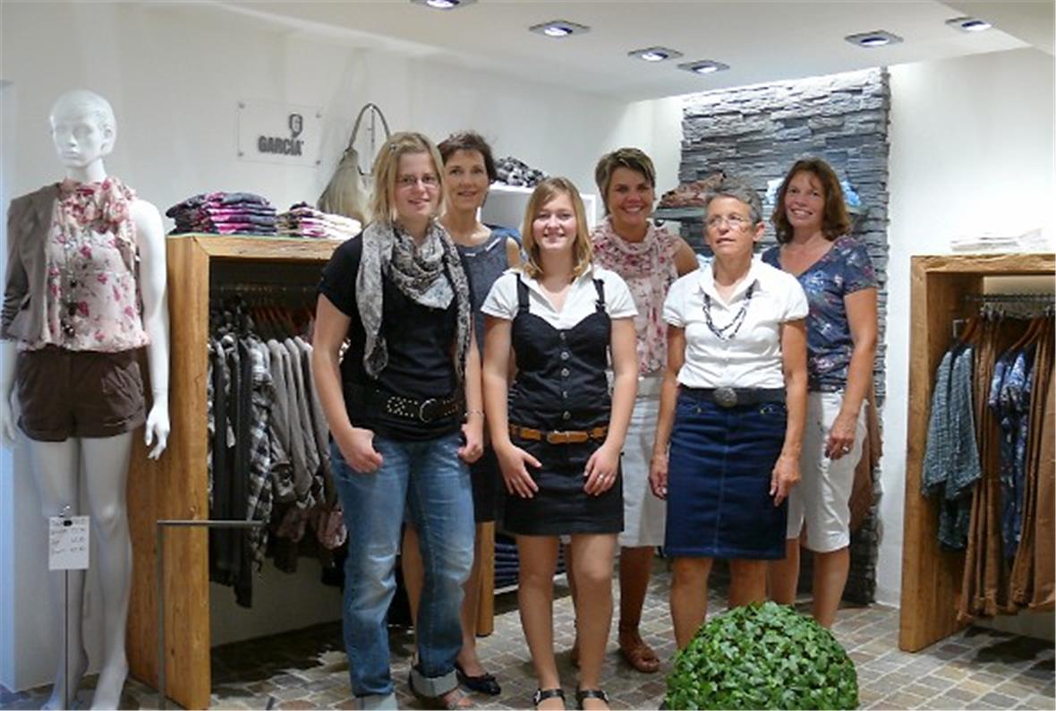 Heidi Jörg (2. v. l.) mit ihrem Frauenteam in der neu gestalteten Damen-Abteilung.