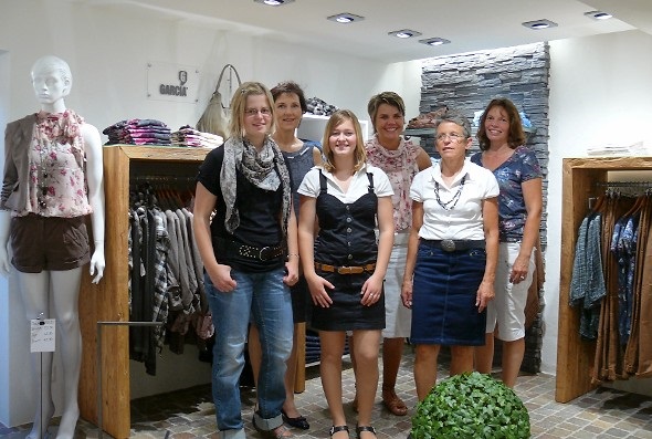 Heidi Jörg (2. v. l.) mit ihrem Frauenteam in der neu gestalteten Damen-Abteilung.