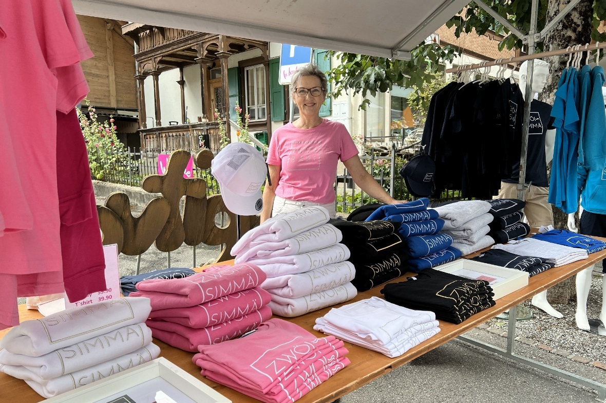 Heidi Jörg präsentiert «Zwöisimme» am Marktstand.
