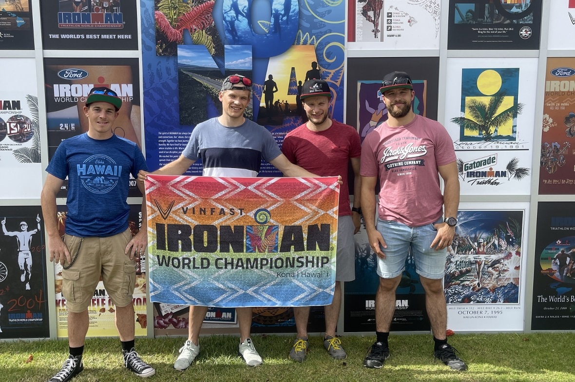 Heimatliches Unterstützer-Team auf Hawaii (von links): Florian Wälti sowie Triathlet Nicola Buchs mit seinen Brüdern Florian und Luca Buchs.