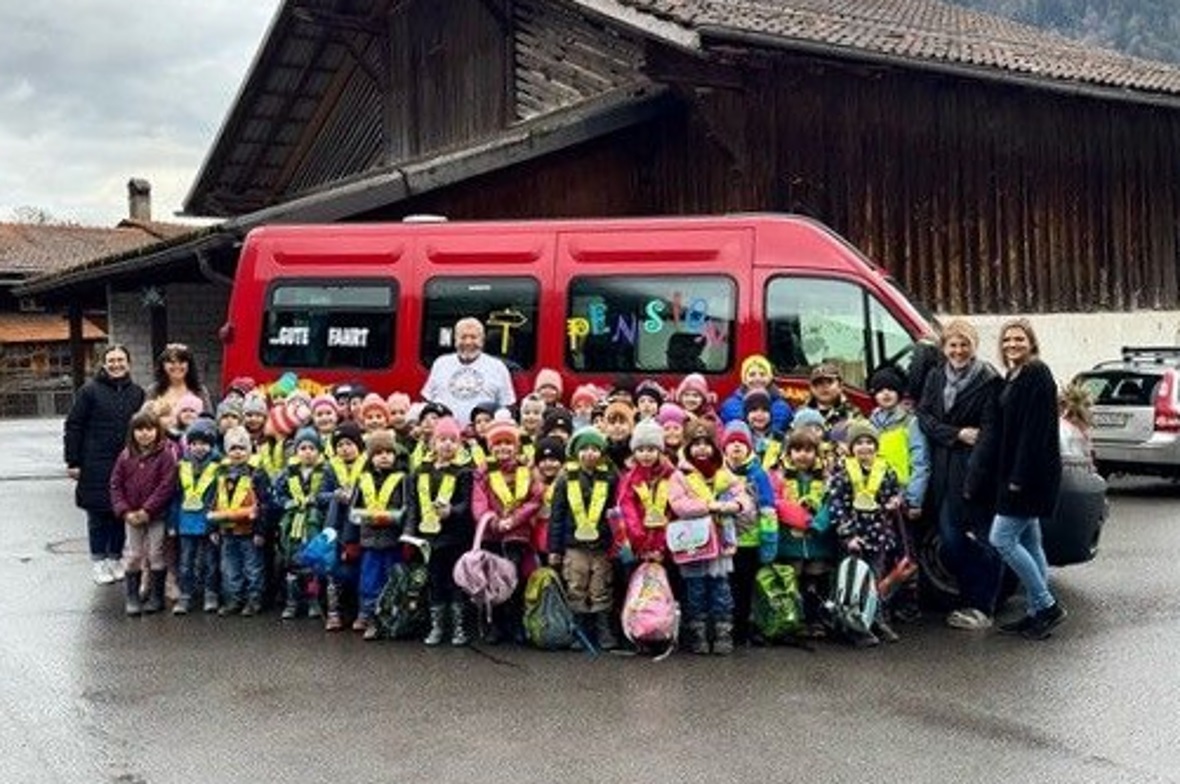 Heinz Burri wurde verabschiedet Heinz Burri mit «seinen Fans» beim Schulhaus Boltigen.