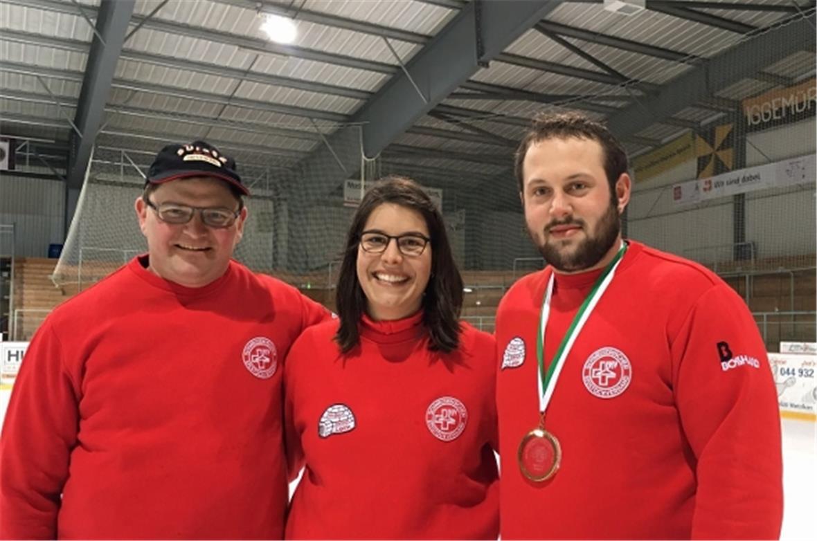 Heinz Knöri, Madlaina Caviezel und Tobias Bischoff vom ESC Zweisimmen-Rinderberg.