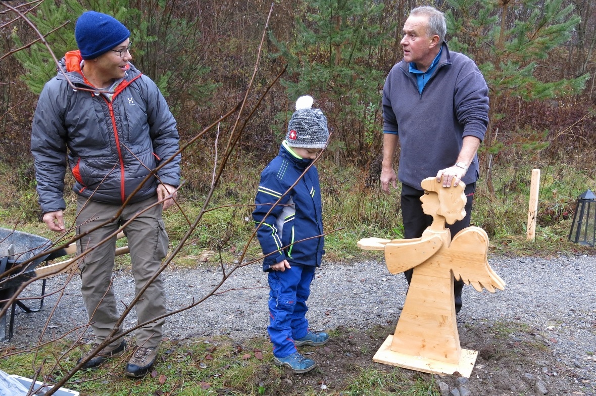 Heinz Lerch mit Mika und Martin Wymann postieren den Engel.