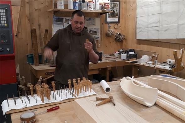 Heinz Tschiemer in seiner Alphorn-Werkstatt in Habkern.