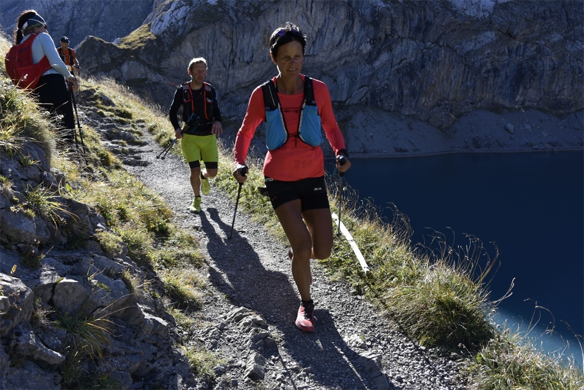 Helene Ogi im Gebiet Iffigsee an der Spitze der Ultra-Läuferinnen.