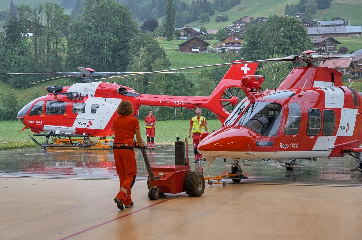 Heli-Tausch: Im Vordergrund der wird der alte AgustaWestland AW109 SP Da Vinci endgültig aus dem Hangar in Zweisimmen geschoben, im Hintergrund steht der neue Airbus H145 D3 schon bereit.