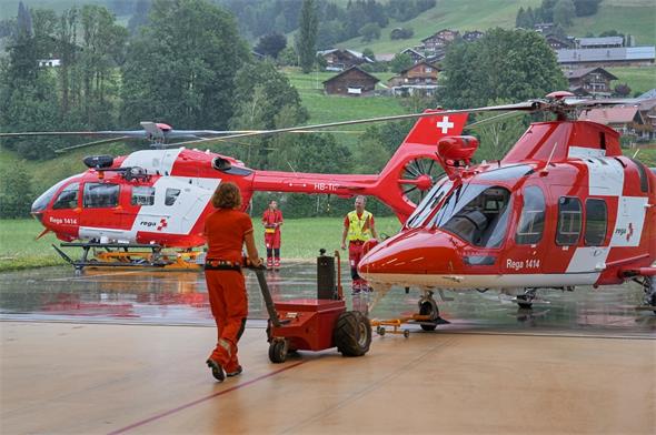 Heli-Tausch: Im Vordergrund der wird der alte AgustaWestland AW109 SP Da Vinci endgültig aus dem Hangar in Zweisimmen geschoben, im Hintergrund steht der neue Airbus H145 D3 schon bereit.