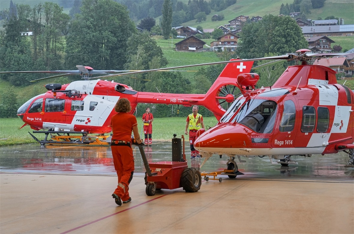 Heli-Tausch: Im Vordergrund der wird der alte AgustaWestland AW109 SP Da Vinci e...