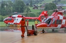 Heli-Tausch: Im Vordergrund der wird der alte AgustaWestland AW109 SP Da Vinci endgültig aus dem Hangar in Zweisimmen geschoben, im Hintergrund steht der neue Airbus H145 D3 schon bereit.