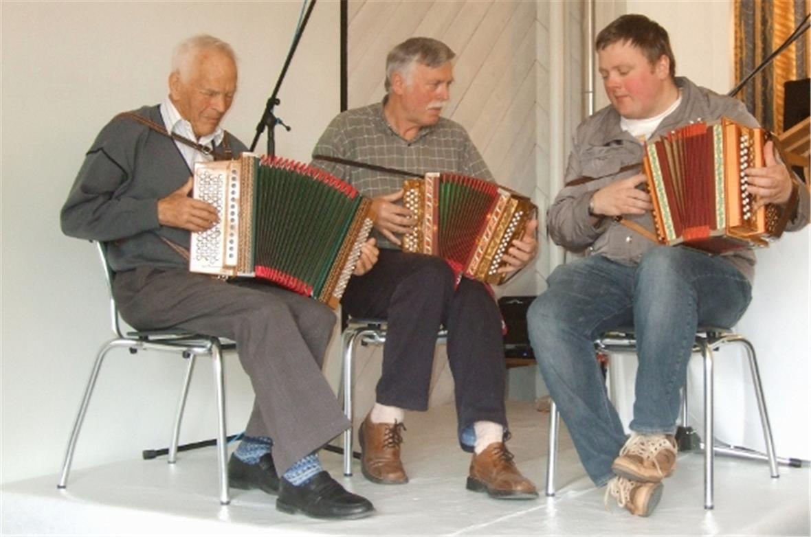 Helmut Zumstein, Ruedi und Dominik Heimberg umrahmten den Morgen mit ihren Schwyzerörgeliklängen.