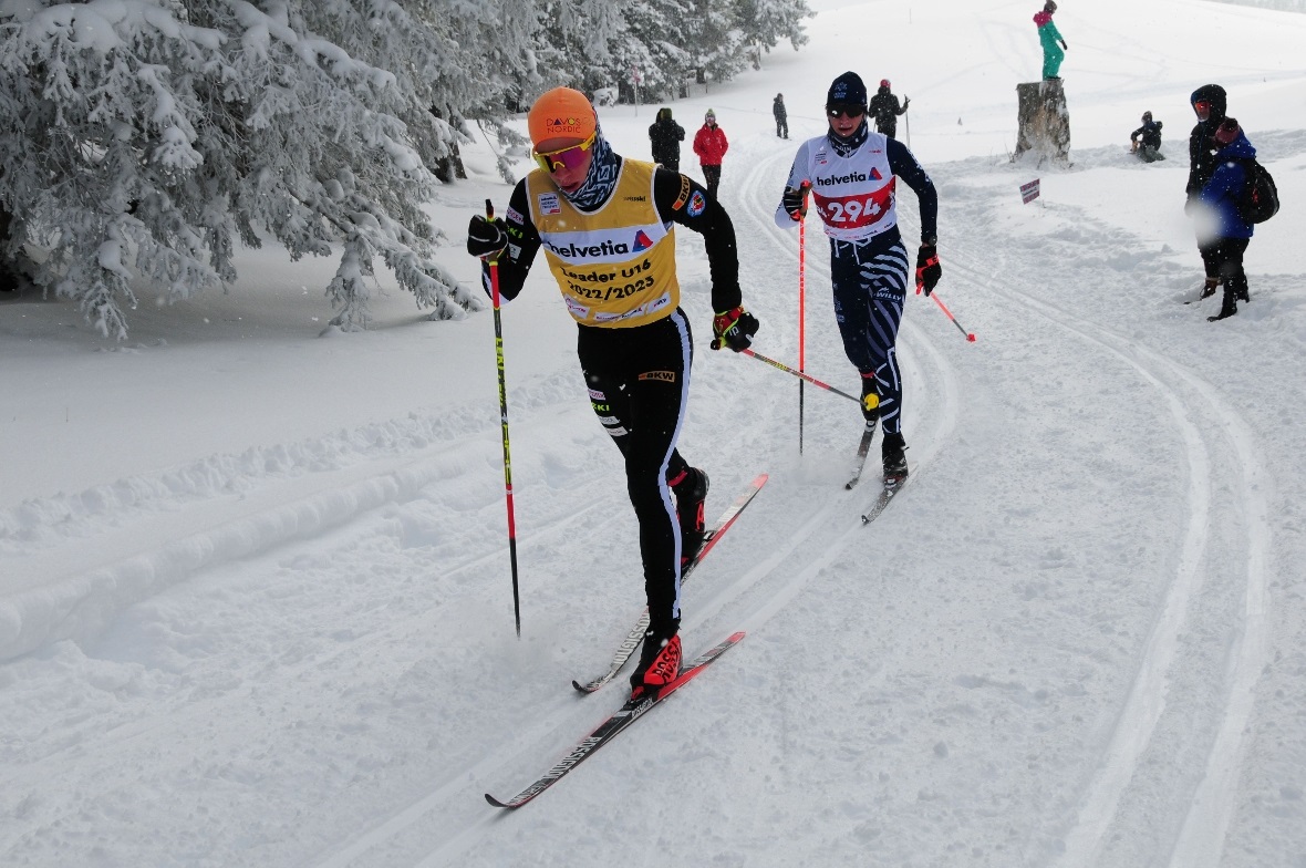 Helvetia Nordic-Trophy-Leadertrikot wie bei den Grossen: Der Berner Oberländer Tim Marti wird gejagt von Jonas Bärfuss und der Bise.