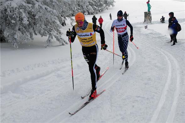 Helvetia Nordic-Trophy-Leadertrikot wie bei den Grossen: Der Berner Oberländer Tim Marti wird gejagt von Jonas Bärfuss und der Bise.