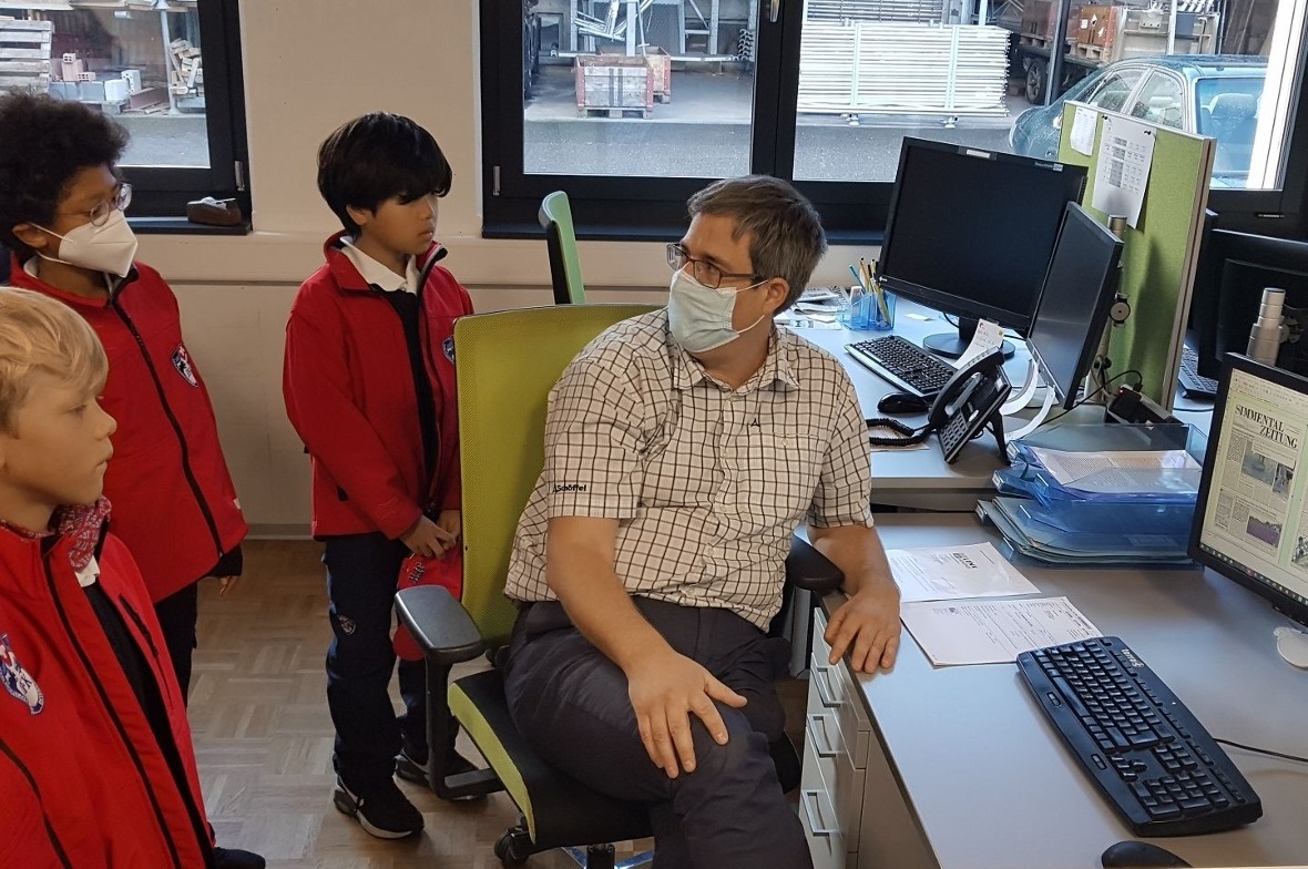 Herausgeber Fabian Kopp zeigte den Kindern und Lehrkräften, wie die Simmental Zeitung am Computer hergestellt wird, bevor es in den Drucksaal ging.