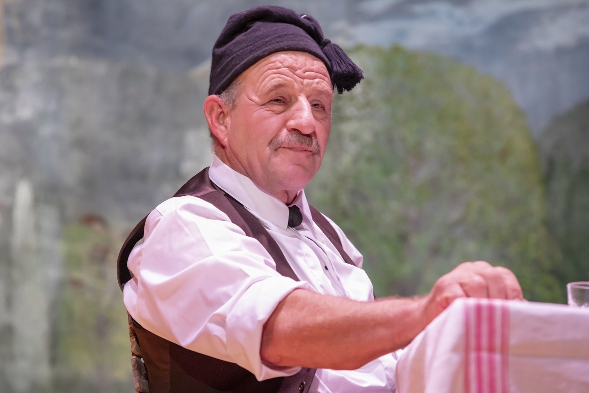 Herbert Zeller war ein Teil der Theatercrew auf der Bühne.