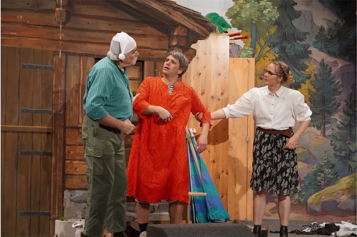 Herbi bedroht Max und Änneli verteidigt ihn.