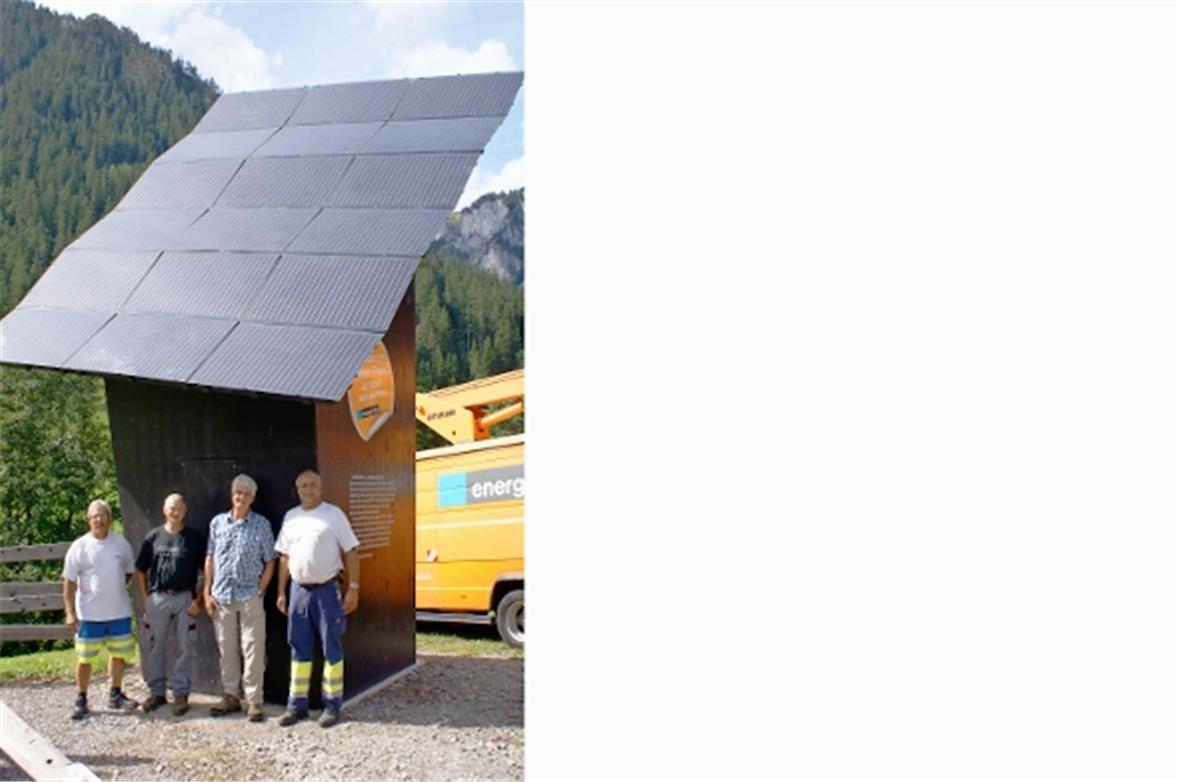Hermann Steuri, Erwin Mani, Ueli Sahli und Jürg Berger im Schatten des Diemtigtaler Solarturms.