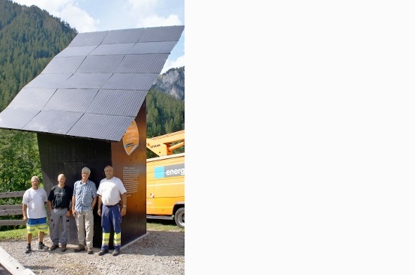Hermann Steuri, Erwin Mani, Ueli Sahli und Jürg Berger im Schatten des Diemtigtaler Solarturms.