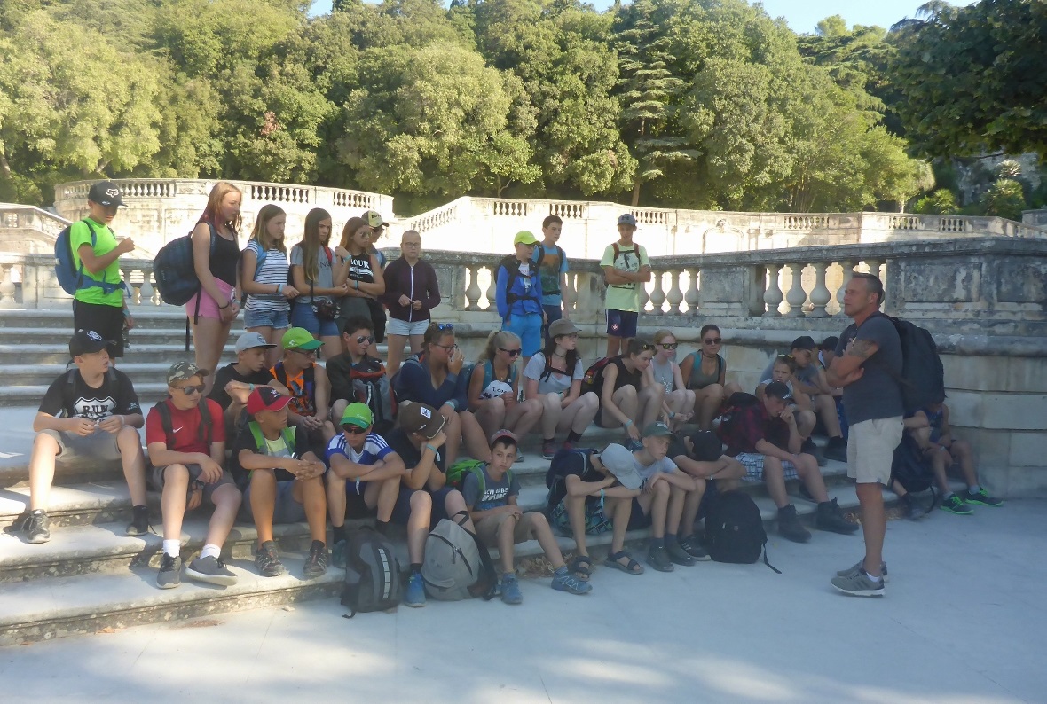 Herr Reber erzählt Interessantes zur Stadt Nîmes.